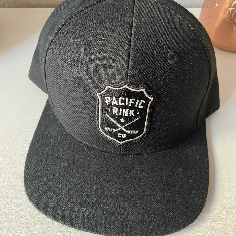 Black pacific rink shield snap back